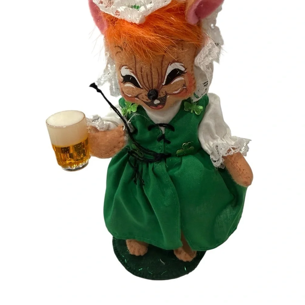 Annalee St.Patricks Day Irish Pub Girl Mouse with beer stein 7 inch